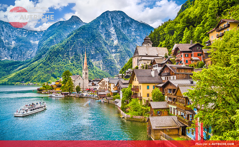 Village de Hallstatt et le lac Hallstaetter dans les Alpes autrichiennes