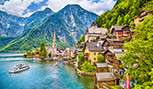 Village de Hallstatt et le lac Hallstaetter dans les Alpes autrichiennes